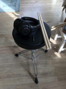 Donner DED 400 Drum Throne and Drumsticks